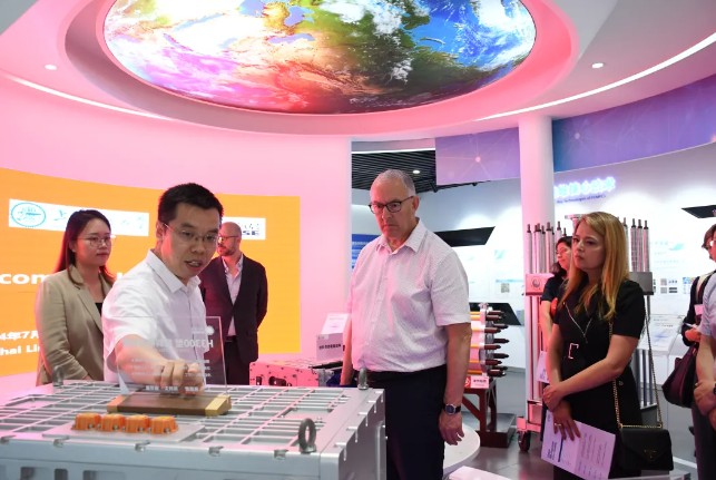 荷蘭鹿特丹市市長艾哈邁德·阿布塔萊伯一行到訪氫晨科技